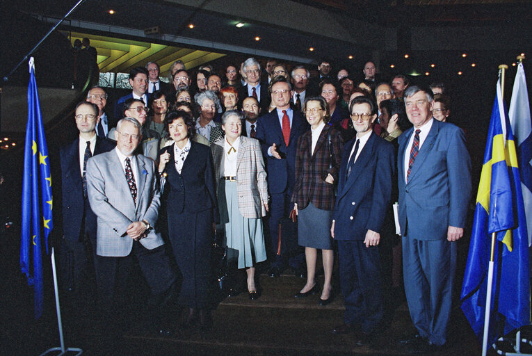 Fotografia 8: Arrival of the observers and MEPs for Sweden, Austria and FInland following the 1995 enlargement - Group picture