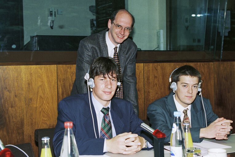 Foto 2: British MEP Shaun Mark SPIERS with guests in Brussels