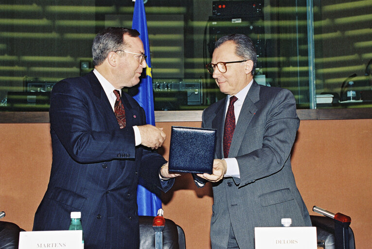 Fotografija 5: EPP group meeting - Outgoing EC President is awarded the Robert Schuman medal