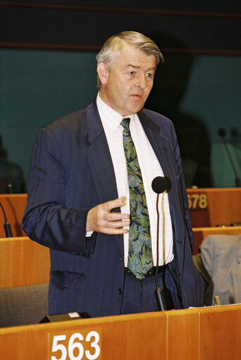 Zdjęcie 2: MEP Allan MACARTNEY during the plenary session at the European Parliament in Brussels.