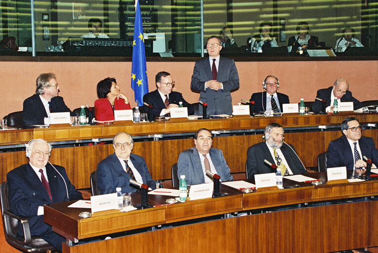 Photo 4: EPP group meeting - Outgoing EC President is awarded the Robert Schuman medal