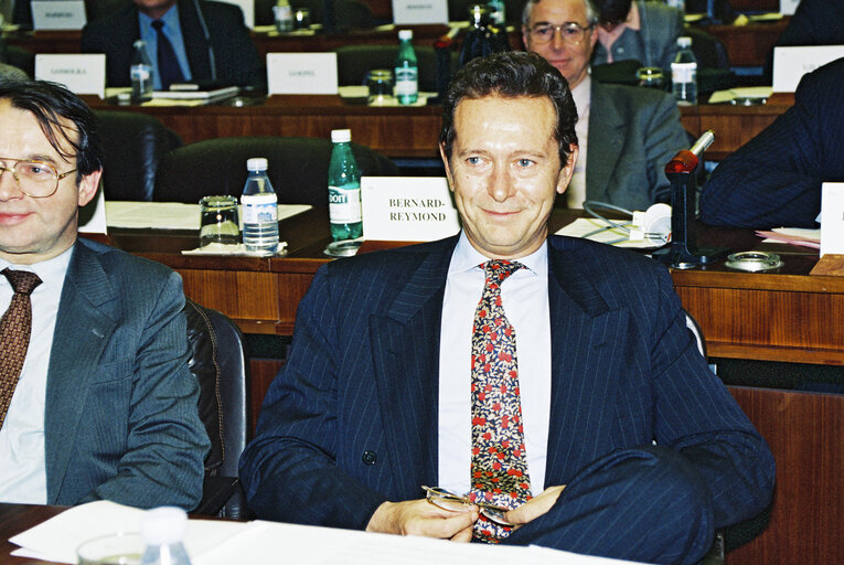 Photo 3: EPP group meeting - Outgoing EC President is awarded the Robert Schuman medal