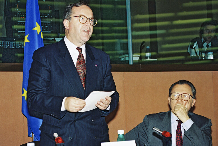 EPP group meeting - Outgoing EC President is awarded the Robert Schuman medal