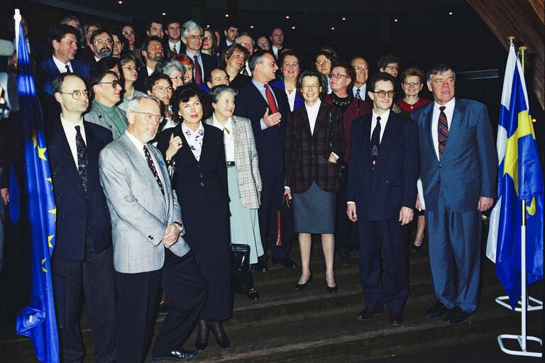 Fotografia 10: Arrival of the observers and MEPs for Sweden, Austria and FInland following the 1995 enlargement - Group picture