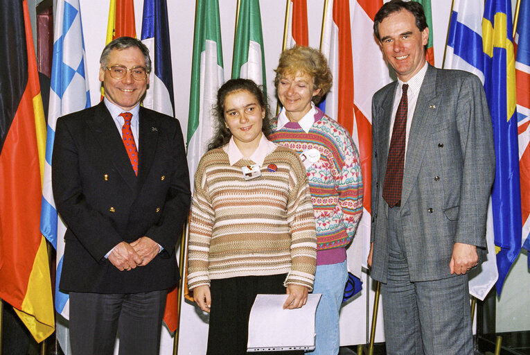 Zdjęcie 7: MEP Kenneth COLLINS meets with guests