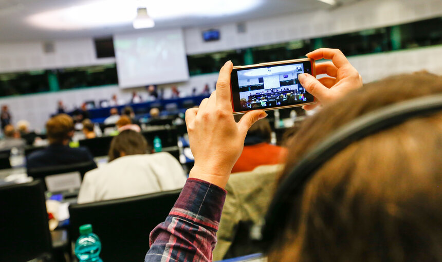 Fotogrāfija 1: Sakharov Prize 2016: presentation of the candidates - A person takes a picture with a smartphone