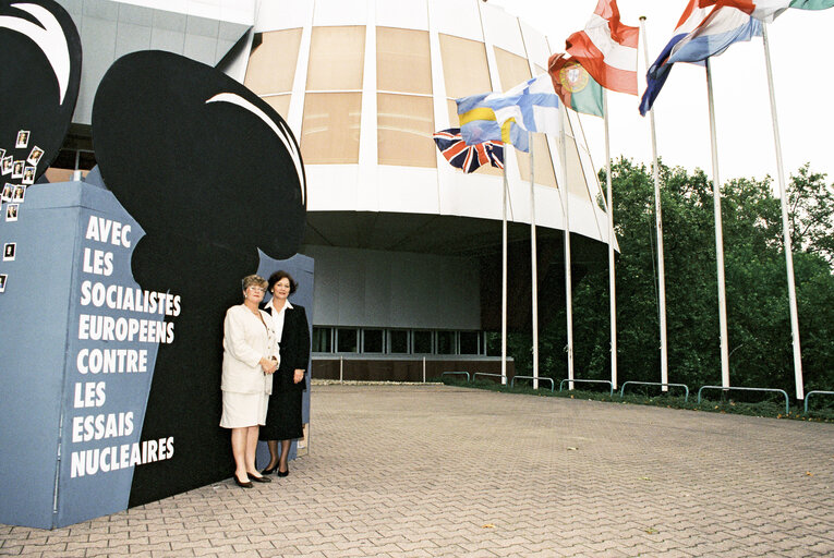 Fotografia 7: MEPs Demonstration against Nuclear Tests