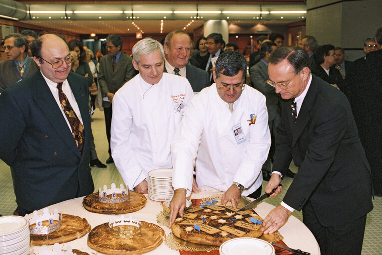 Снимка 10: Sharing galette with EP President Klaus HANSCH at the European Parliament in Strasbourg