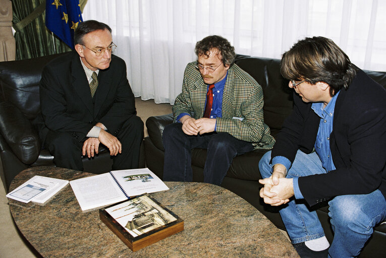 Klaus HANSCH EP President receives a book about Auschwitz