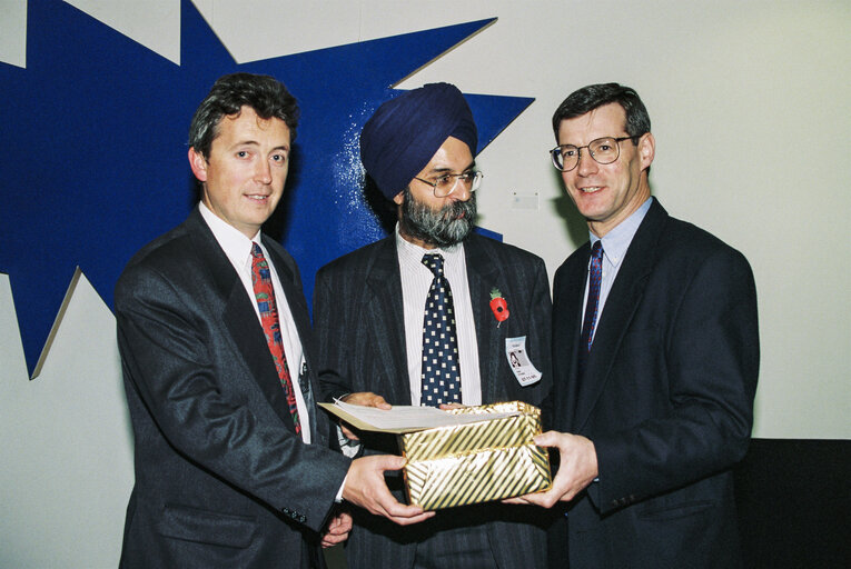 Fotografie 15: Presentation of a petition to British MEPs by a delegation from India