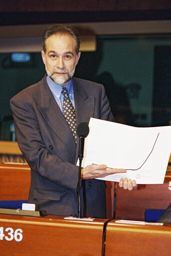 Foto 2: MEP Dominique SOUCHET protests during a plenary session in Strasbourg