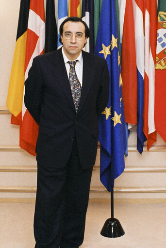 Fotografie 3: Civil servant in front of flags