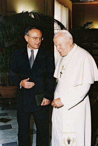 Fotografia 1: EP President is received by His Holiness Pope John Paul II in 1995