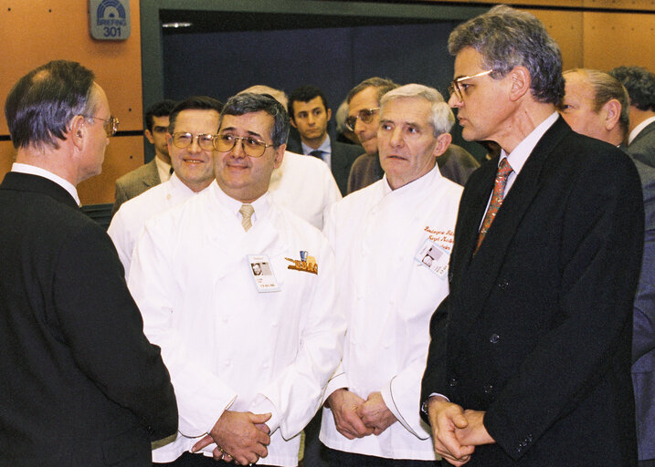 Снимка 11: Sharing galette with EP President Klaus HANSCH at the European Parliament in Strasbourg