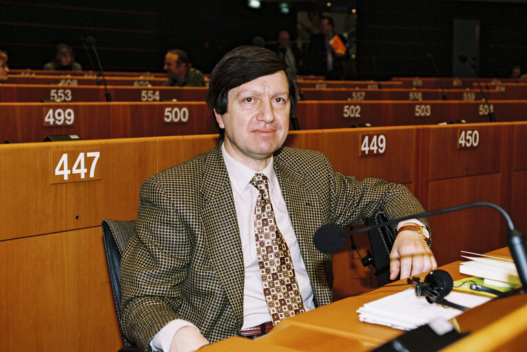 Foto 2: Portrait of MEP Carlos LAGE at the European Parliament in Brussels