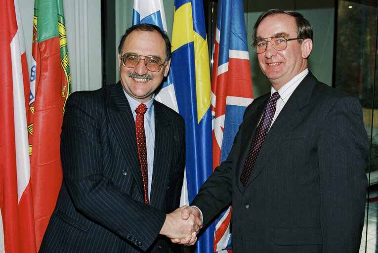 Foto 3: MEP David John Alfred HALLAM with guests in Brussels