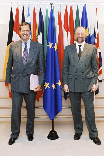 Fotografie 7: Civil servants in front of flags