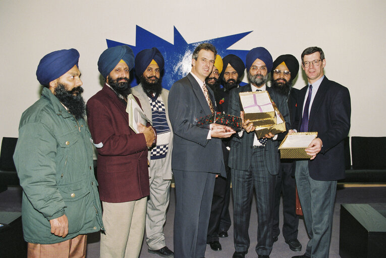 Fotografie 16: Presentation of a petition to British MEPs by a delegation from India