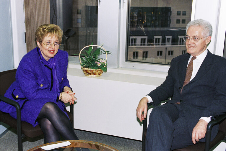 Fotagrafa 10: The Commissioner in charge of Regional Policy meets with French socialist leader Lionel JOSPIN in February 1996