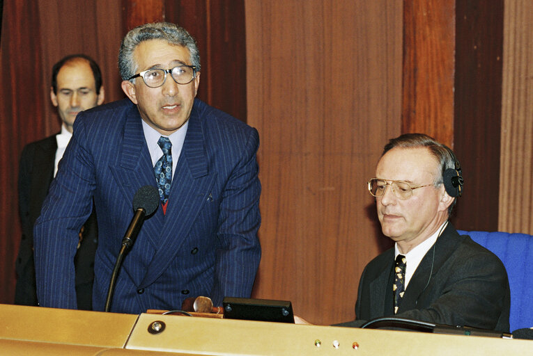 Fotografie 6: The 1995 Sakharov Prize is awarded to Leyla Zana represented by her husband Mehdi Zana