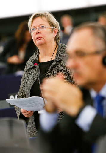 Fotografia 2: Liisa JAAKONSAARI in plenary session week 43 2016 in Strasbourg