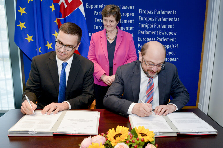 Valokuva 12: LEX signing