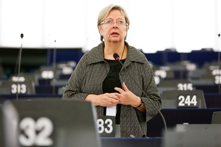 Liisa JAAKONSAARI in plenary session week 43 2016 in Strasbourg