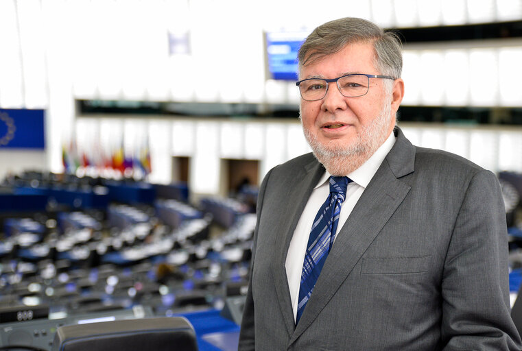 Снимка 4: Alain VIDALIES, french Minister of transport, in plenary session week 47 2016 in Strasbourg