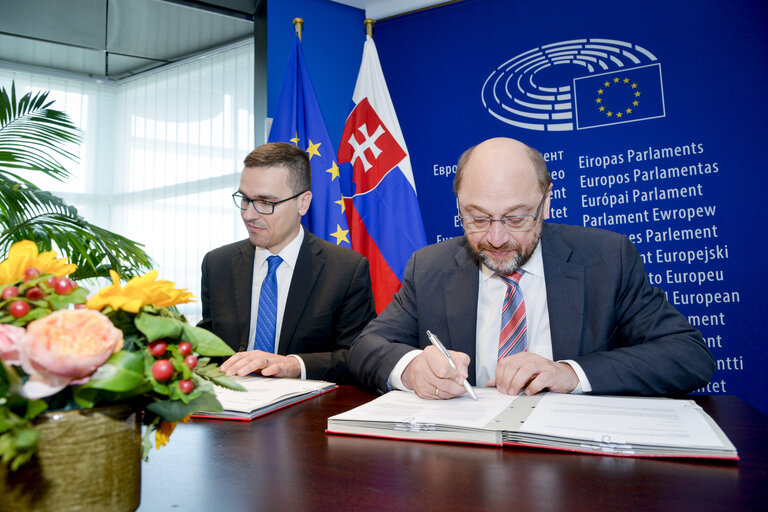 Valokuva 7: LEX signing