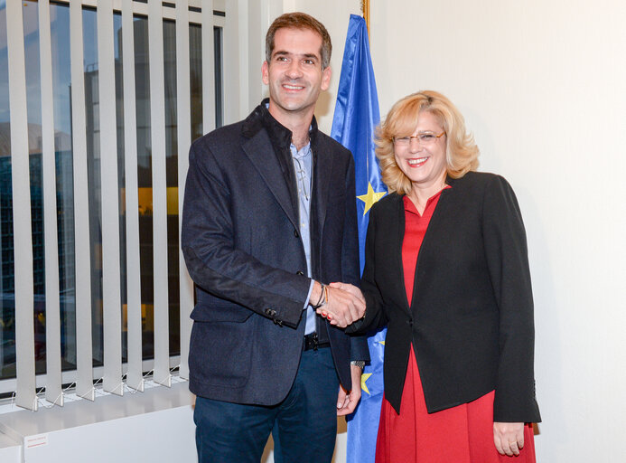 Fotografia 3: Corina CRETU, EU Commissioner for Regional Policy meets with Kostas BAKOYANNIS, Governor of the Region of Central Greece