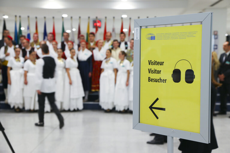 Fotografie 2: Croatian dancers performance at the visitors entrance