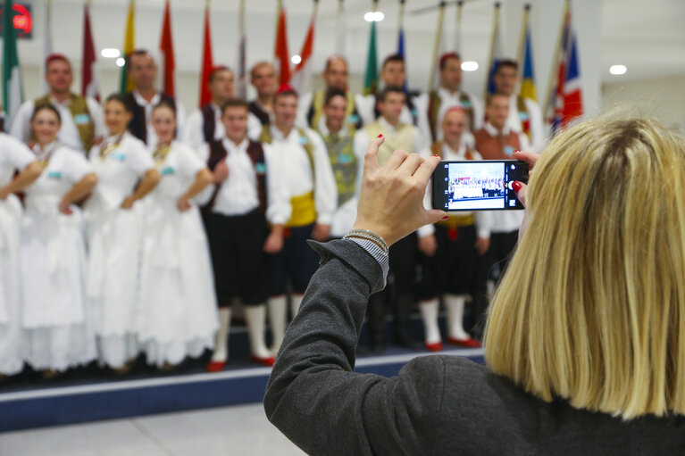 Fotografie 6: Croatian dancers performance at the visitors entrance