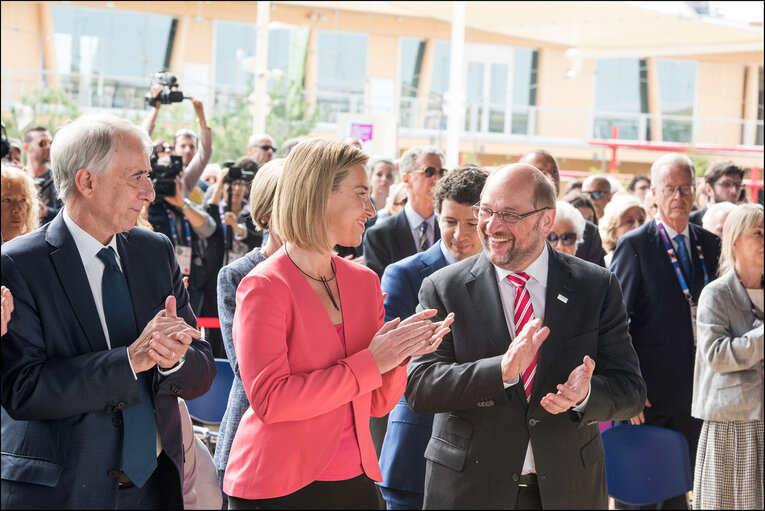 Снимка 43: Martin SCHULZ - EP President and Federica MOGHERINI, High Representative of the Union for Foreign Affairs and Security Policy take partin Citizens' Dialogue at Expo Milan and inaugurate EU Pavilion on the Europe Day