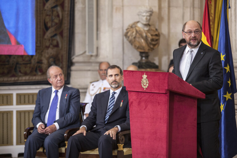 Снимка 3: Commemoration of the 30th anniversary of the signing of the Accession Treaties  JUAN CARLOS - Former King of Spain, FELIPE - King of Spain, listen to Martin SCHULZ - President of the European Parliament, during the ceremony to commemorate the 30th anniversary of Spain's signature of the EU Accession Treaties, at Royal Palace, in Madrid.