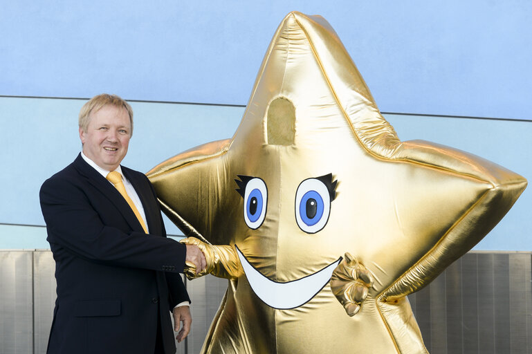 Fotografi 12: Arne GERICKE welcomes members of European Family Associations and the Little Star as mascot of child friendly Europe campaign