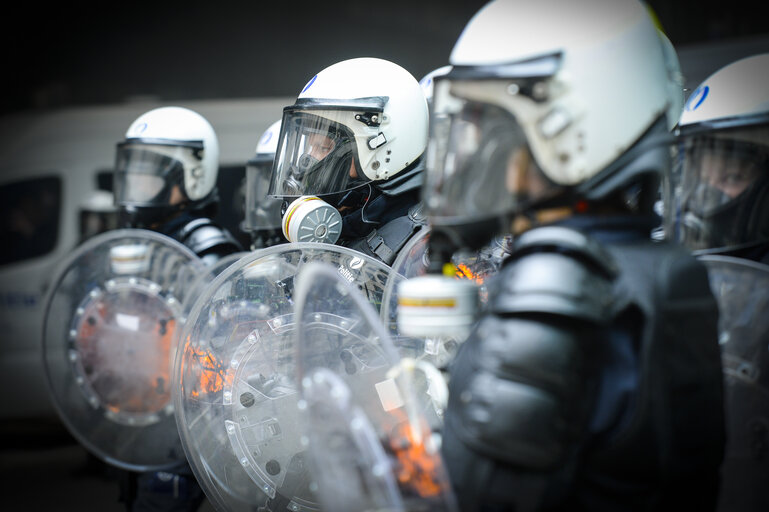 Fotografija 34: Farmers demonstration in front of the European Institutions