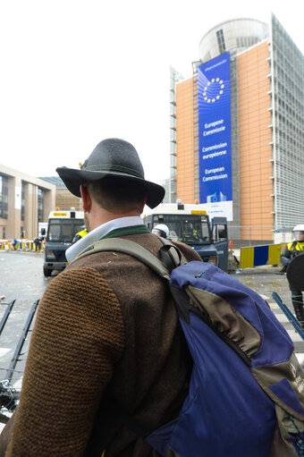 Nuotrauka 14: Farmers demonstration in front of the European Institutions