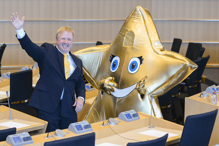 Fotografi 7: Arne GERICKE welcomes members of European Family Associations and the Little Star as mascot of child friendly Europe campaign