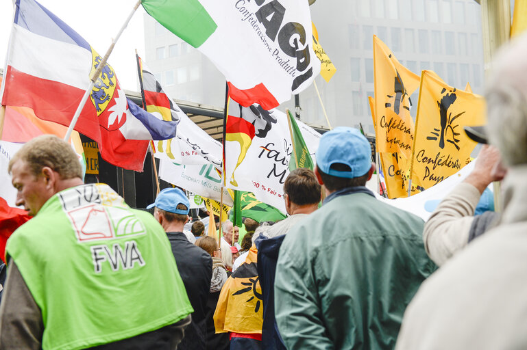 Fotografija 19: Farmers demonstration in front of the European Institutions