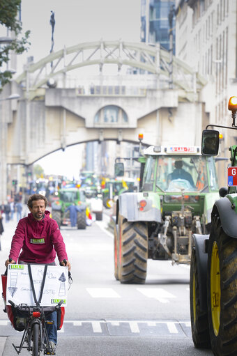 Fotografija 45: Farmers demonstration in front of the European Institutions