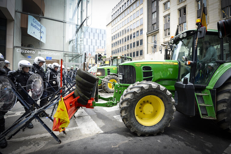 Photo 41 : Farmers demonstration in front of the European Institutions