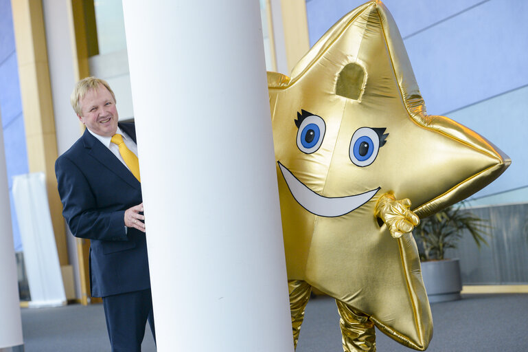 Fotografija 2: Arne GERICKE welcomes members of European Family Associations and the Little Star as mascot of child friendly Europe campaign