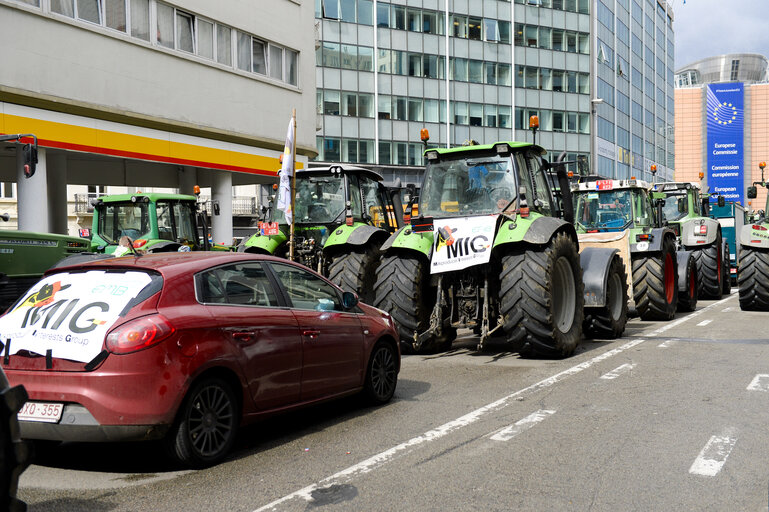 Fotografija 20: Farmers demonstration in front of the European Institutions