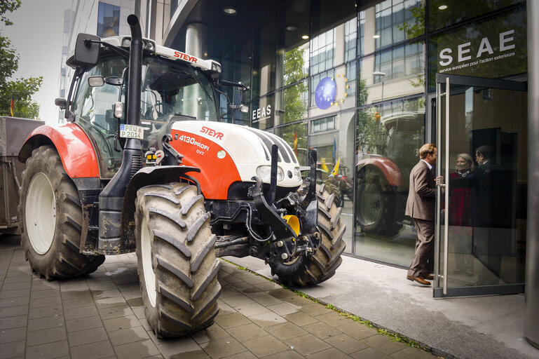 Photo 2 : Farmers demonstration in front of the European Institutions