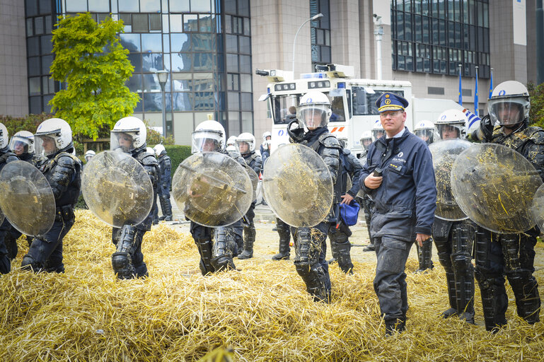 Fotografija 10: Farmers demonstration in front of the European Institutions