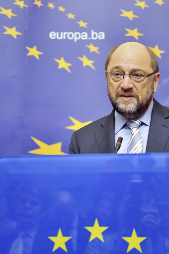 Fotografia 5: Martin Schulz, President of The European Parliament, at the podium, gives a press conference after a meeting with Bosnian Minister for Foreign Affairs, in Sarajevo.