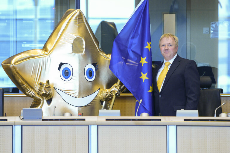 Fotografi 9: Arne GERICKE welcomes members of European Family Associations and the Little Star as mascot of child friendly Europe campaign