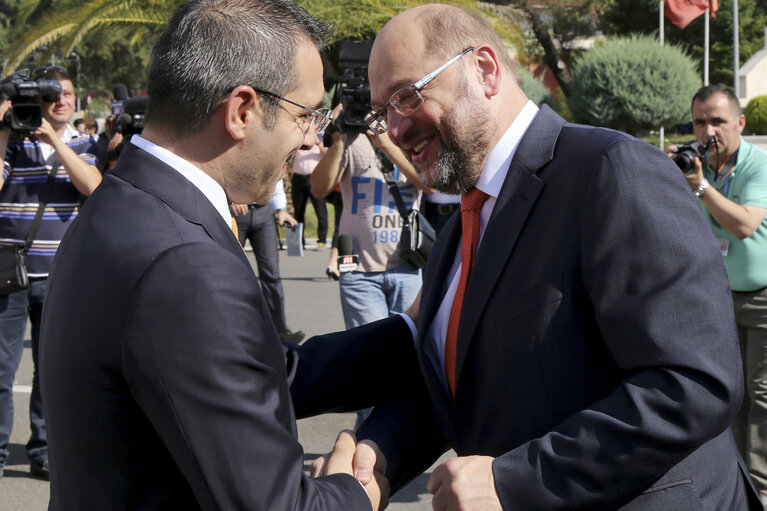 Fotografija 10: Official visit of the President of the European Parliament to the Western Balkans. Martin SCHULZ - EP President, on the right, and Saimir Tahiri, Albanian Minister for Interior, during a visit of the EU-funded Police Academy, in Tirana.