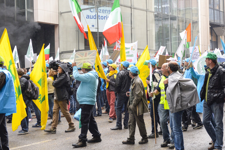 Fotografia 30: Farmers demonstration in front of the European Institutions