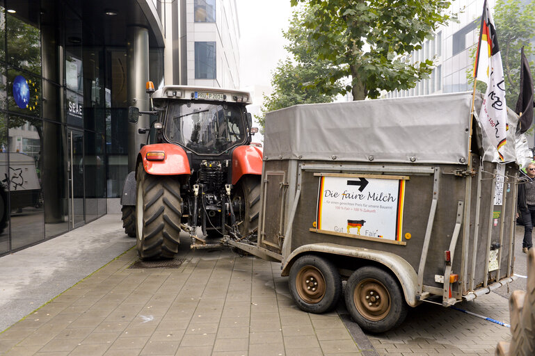 Fotografia 3: Farmers demonstration in front of the European Institutions